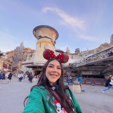 Dani Godinez con orejas de Minnie en Star Wars: Galaxy's Edge, Disney's Hollywood Studios, Walt Disney World